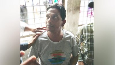 ঢামেক হাসপাতালে ভাঙা পা নিয়েই আগুনে পুড়ে যাওয়া মেয়েকে শনাক্ত করেন জাহাঙ্গীর আলম। তাকে সান্ত্বনা দিচ্ছেন অন্যরা।