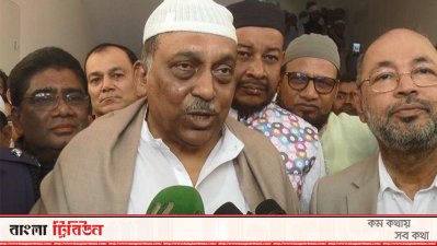 সাভারে সাংবাদিকদের সঙ্গে কথা বলছেন স্বরাষ্ট্রমন্ত্রী আসাদুজ্জামান খান কামাল