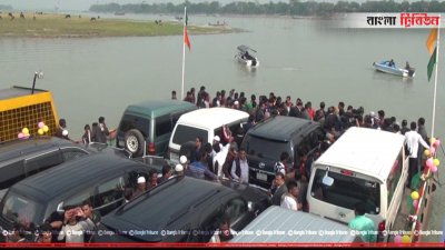 গাড়ি পারাপারের জন্য হাওরে ফেরি দেওয়া হয়েছে