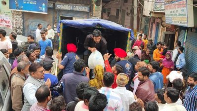 ত্রাণ বিতরণ