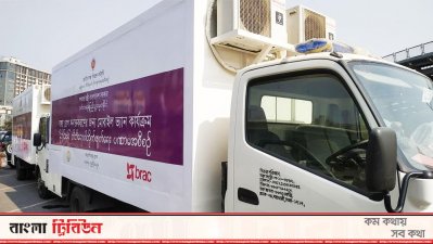 রোহিঙ্গাদের চিকিৎসাসেবা দেবে যে গাড়িটি সেটির গায়ে বাংলার পাশাপাশি রয়েছে মিয়ানমারের ভাষাতেও পরিচিতি