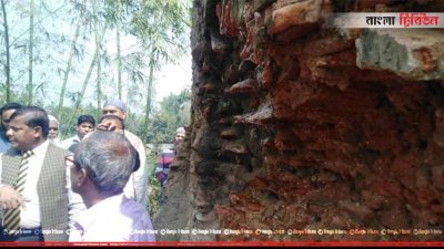 মসজিদের প্রাচীন ইট ভেঙে ফেলা হয়েছে