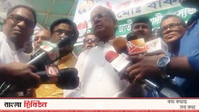 সাংবাদিকদের সঙ্গে কথা বলছেন মির্জা ফখরুল ইসলাম আলমগীর