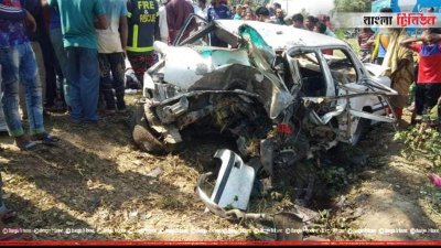 দুর্ঘটনাকবলিত প্রাইভেটকার