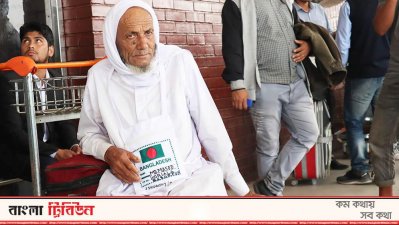 সৌদি আরবে যেতে না পারায় হতাশ একজন ওমরাহ যাত্রী