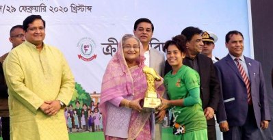 বিজয়ীদের মাঝে পুরস্কার বিতরণ করেন প্রধানমন্ত্রী, ছবি: ফোকাস বাংলা
