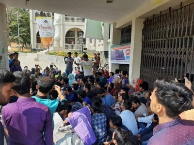 শ্রেণিকক্ষের দাবিতে প্রশাসনিক ভবন অবরোধ করে শিক্ষার্থীদের প্রতীকী ক্লাস