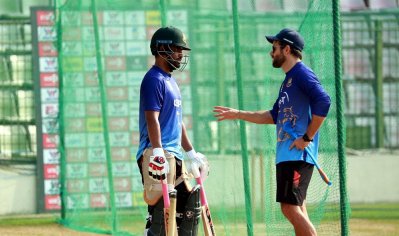 অনুশীলনে ব্যাটিং কোচ নিল ম্যাকেঞ্জির সঙ্গে তামিম ইকবাল
