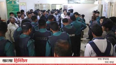খবর পেয়ে দ্রুত ঘটনাস্থলে গিয়ে পুলিশ পরিস্থিতি নিয়ন্ত্রণে আনে