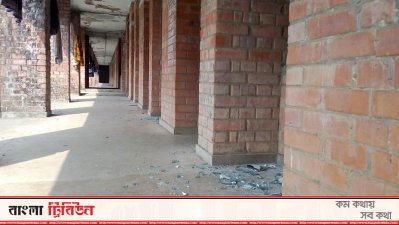এফ রহমান হলের বারান্দায় পড়ে আছে ভাঙা কাচের টুকরা