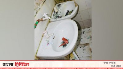 হামলা চালিয়ে ভেঙে ফেলা হয় হলের টয়লেটের বেসিনের আয়নাও