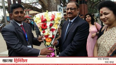 বেনাপোল চেকপোস্টে বিএসএফ প্রতিনিধি দলের প্রধানকে ফুল দিয়ে শুভেচ্ছা জানানো হচ্ছে