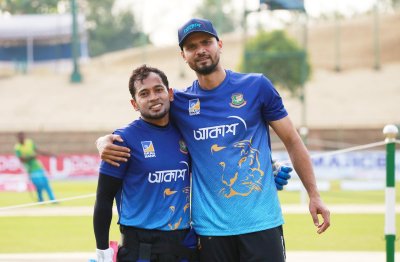 অনুশীলনে মাশরাফির সঙ্গে মুশফিক।