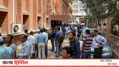 আইইডিসিআর কার্যালয়ের সামনে কুয়েত গমনেচ্ছুদের ভিড়