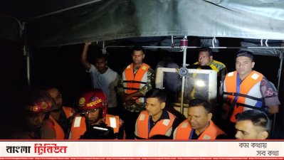 উদ্ধার অভিযানে ফায়ার সার্ভিসের কর্মীরা