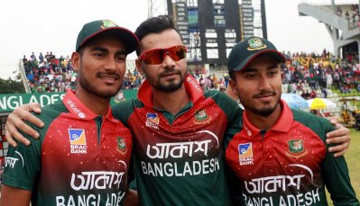 অধিনায়ক মাশরাফির সঙ্গে অভিষিক্ত নাঈম (বাঁয়ে) ও আফিফ