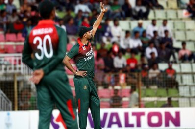 মাশরাফির শেষ টস হেরে ব্যাটিংয়ে বাংলাদেশ