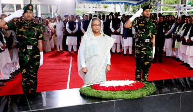 বঙ্গবন্ধুর প্রতিকৃতিতে প্রধানমন্ত্রীর শ্রদ্ধা