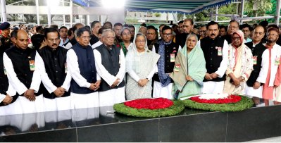 বঙ্গবন্ধুর প্রতিকৃতিতে প্রধানমন্ত্রীর শ্রদ্ধা