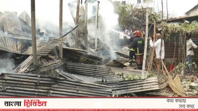 আগুনে পুড়ছে ঘর