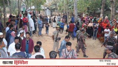 ঘটনাস্থলে স্থানীয় জনতা ও বিজিবি সদস্যরা