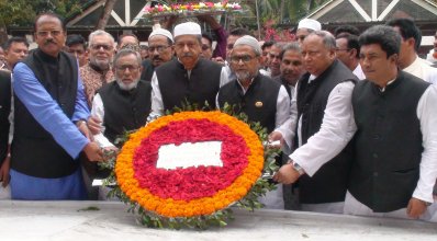 বঙ্গবন্ধুর সমাধিতে শ্রদ্ধা জানিয়েছেন আওয়ামী লীগের কেন্দ্রীয় নেতারা