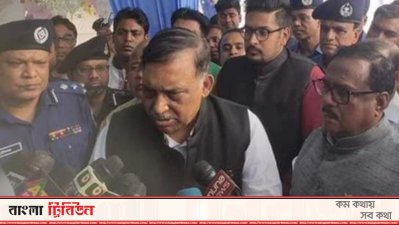 সাংবাদিকদের সঙ্গে কথা বলছেন স্বরাষ্ট্রমন্ত্রী আসাদুজ্জামান খান কামাল