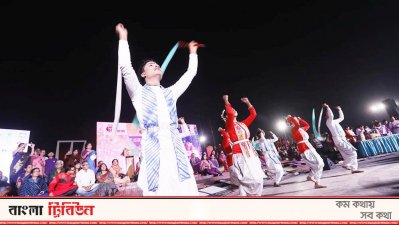 মোমের আলোয় আঁধার ভাঙার শপথ নিলেন নারীরা