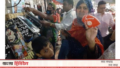 মাস্ক কিনছেন অনেকেই