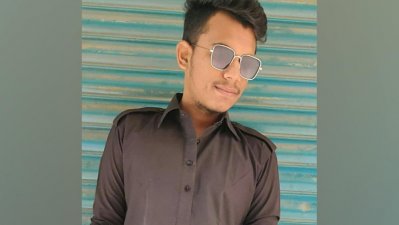 ইমন সরকার নামের এই যুবক মোটরসাইকেল চালাতে গিয়ে বাসচাপায় নিহত হন।