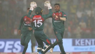 আমিনুল ইসলামের উইকেট উদযাপন