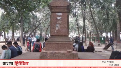 বাহাদুর শাহ পার্কের খাজা হাফিজুল্লাহর স্মৃতিস্তম্ভ