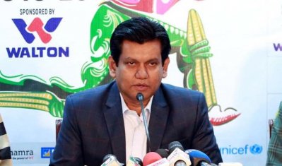 সংবাদমাধ্যমের সঙ্গে কথা বলছেন বিসিবি প্রধান নির্বাহী নিজামউদ্দিন চৌধুরী