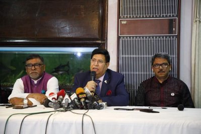 সংবাদ সম্মেলনে পররাষ্ট্রমন্ত্রী এ কে আবদুল মোমেন। পাশে স্বাস্থ্যমন্ত্রী জাহিদ মালেক ও পররাষ্ট্র প্রতিমন্ত্রী শাহরিয়ার আলম।