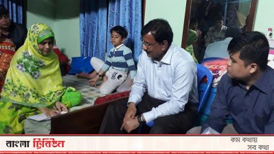 আরিফুল ইসলামের স্ত্রী মোস্তারিমা সরদার নিতুর সঙ্গে কথা বলছেন তদন্ত কমিটির সদস্যরা 