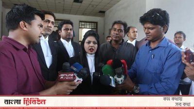 শুনানির পর সাংবাদিকদের সঙ্গে কথা বলছেন রিটকারীর আইনজীবী ব্যারিস্টার ইশরাত হাসান। তার ডানে রিটকারী বাংলা ট্রিবিউনের নির্বাহী সম্পাদক হারুন উর রশীদ।