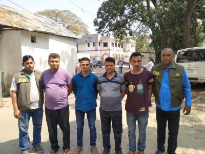 গ্রেফতার হওয়া ছিনতাইকারী চক্রের সদস্যরা