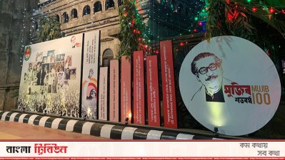ফুটপাতজুড়ে বঙ্গবন্ধুর ছবি ও বিভিন্ন বাণী