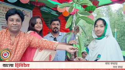 জন্মশতবার্ষিকী উপলক্ষে শিক্ষার্থীদের মধ্যে গাছ বিতরণ করা হয়