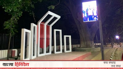 ফুটপাতে স্থাপন করা হয়েছে শহীদ মিনারের খুদে অনুকৃতি