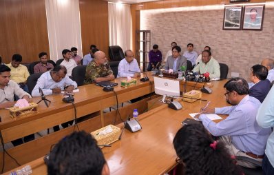 সাংবাদিকদের সঙ্গে কথা বলেন বাণিজ্যমন্ত্রী