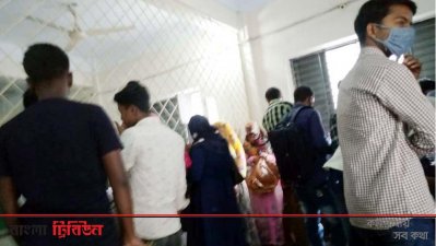 প্রবেশপত্র সংগ্রহ করছে শিক্ষার্থীরা