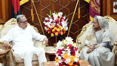 বঙ্গভবনে রাষ্ট্রপতি মো. আবদুল হামিদের সঙ্গে বৈঠক করেন প্রধানমন্ত্রী শেখ হাসিনা। (ছবি: পিআইডি)