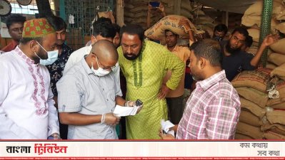 বেশি দামে চাল বিক্রি করায় ৫ ব্যবসায়ীকে জরিমানা