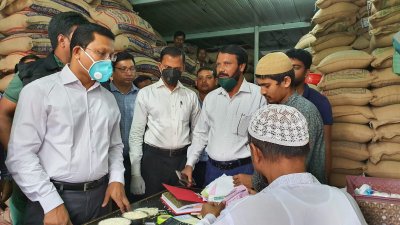 ব্রাহ্মণবাড়িয়ায় ব্যবসায়ীর চাল গুদামে ভ্রাম্যমাণ আদালতের অভিযান