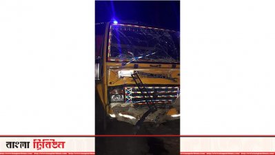 এই ট্রাকটির সঙ্গে লেগুনার সংঘর্ষ হয়