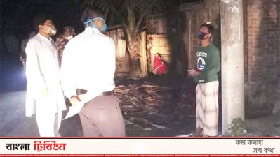 হোম কোয়ারেন্টিন মানার বিষয়ে একজনের সঙ্গে কথা বলছেন নির্বাহী ম্যাজিস্ট্রেট