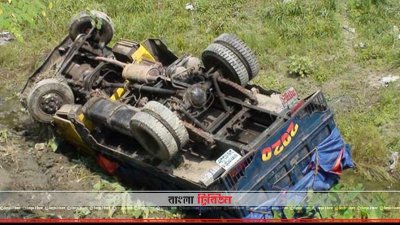 মানিকগঞ্জে ইমামকে চাপা দিয়ে খাদে গেলো ট্রাক