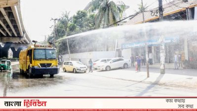 ওয়াটার ক্যান থেকে জীবাণুনাশক ছিটানো হচ্ছে
