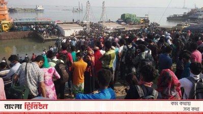শিমুলিয়া-কাঁঠালবাড়ী রুটে ফেরি চলাচল করলেও যাত্রীর চাপে যানবাহন পারাপার ব্যাহত হচ্ছে